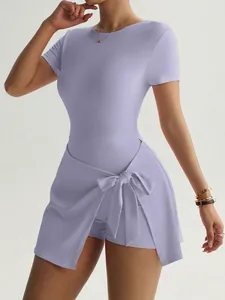 Robe de sport lavande à manches courtes avec jupe portefeuille et short intégré pour tennis