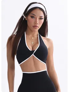 Detailansicht eines schwarz-weißen Sport-BHs mit Knotendesign und schickem Neckholder