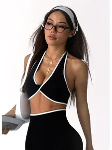 Stilvolles schwarz-weißes Halfter-Yoga-Crop-Top mit schickem Twist-Front-Design