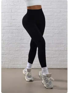 Leggings noirs sans couture à taille haute avec un design galbant fessier pour le yoga.