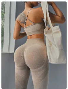 Naadloze beige yogaset met sportbeha en perzikvormige push-up legging