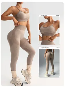 Gedetailleerde weergave van een naadloze beige yogaset met sportbeha en leggings