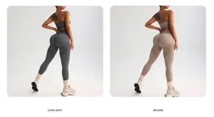 Detail van naadloze yogaset met sportbeha en perzik-lift legging in donkergrijs en bruin.