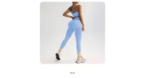 Achteraanzicht van een lichtblauwe naadloze yogaset met sportbeha en perzikbillen-legging