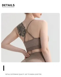 Detailopname van het elegante kriskras rugbandontwerp op een beige naadloze sport-beha
