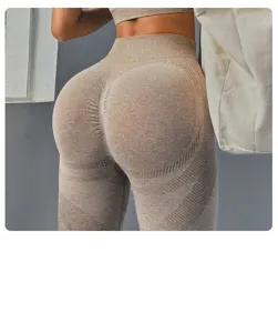 Detailopname van naadloze yoga-leggings met scrunch-butt perzikhuid-vormgeving