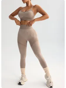 Volledige weergave van de naadloze gebreide textuur van de beige yoga-sportset.