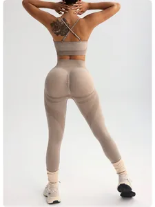 Achteraanzicht van naadloze beige yogaset met scrunch-leggings met hoge taille