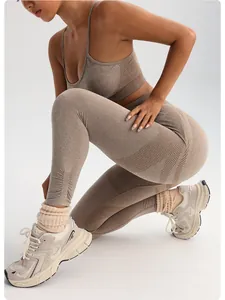 Detailweergave van naadloze yogaset met bruine sportbeha en leggings op het model