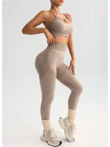 Naadloze yoga-set met sportbeha en high-waist legging voor fitness en sporten