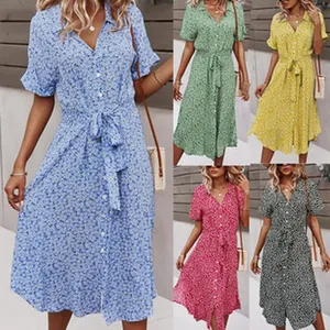 Collage montrant cinq variantes de couleurs d'une robe midi fleurie boutonnée avec ceinture