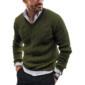 Détail d'un pull en maille torsadée col en V vert olive pour homme avec chemise
