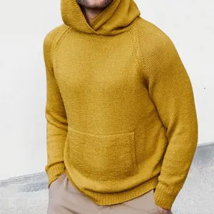 Detaillierte Nahaufnahme eines senfgelben Strick-Hoodies für Herren mit Kängurutasche