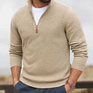 Close-up van beige herentrui met kwartritssluiting en premium diagonaal gebreid patroon