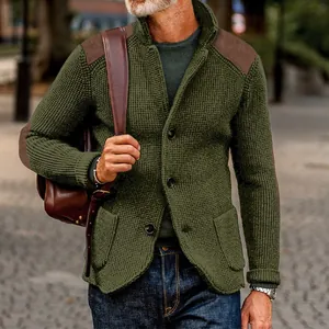 Dettaglio cardigan da uomo in maglia a nido d'ape verde oliva con toppe in PU marrone.