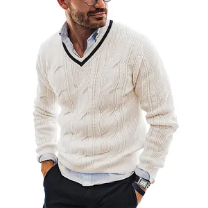 Vue détaillée pull homme col en V torsadé blanc cassé, coupe ajustée élégante chic.