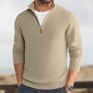 Detailopname van beige herentrui met halve rits en elegant diagonaal breipatroon