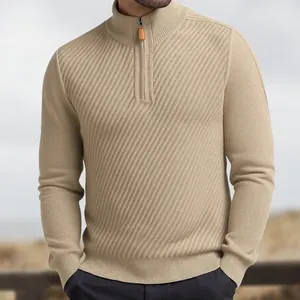 Detailweergave van beige herentrui met halve rits en een diagonaal gebreid dessin