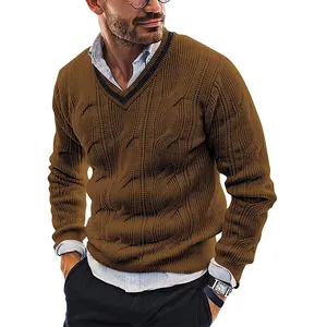 Gros plan détaillé d'un pull marron à col en V pour homme avec maille torsadée