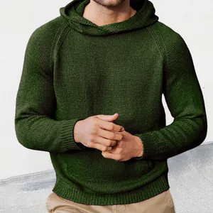 Detailansicht eines dunkelgrünen, strukturierten Strickpullovers mit Kapuze für Herren