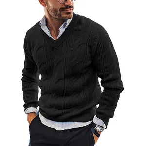 Détail d'un pull à col en V noir pour homme avec tricot torsadé et coupe slim