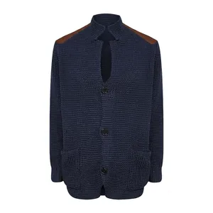 Dettaglio del cardigan in maglia blu scuro con toppe sulle spalle in ecopelle marrone