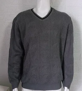 Vue détaillée de la texture du pull en tricot gris torsadé avec col en V pour hommes