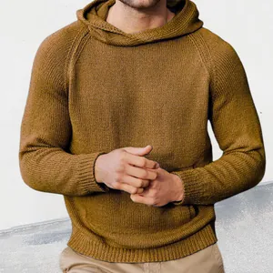 Detaillierte Ansicht des braunen Herren-Strickpullis mit hochwertiger Rippstruktur