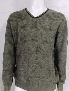 Gros plan d'un pull en maille col en V vert olive avec liseré noir sur mannequin