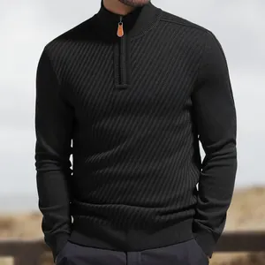 Detailopname van zwarte herenpullover met halve rits en hoogwaardige keperbreistructuur