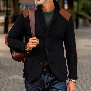 Dettaglio ravvicinato di cardigan vintage nero da uomo con toppe marroni in PU
