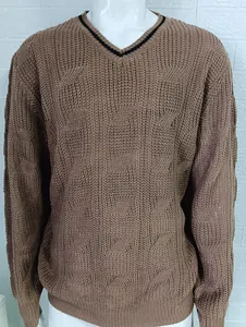 Vue détaillée d'un pull marron à col en V en maille torsadée avec textures
