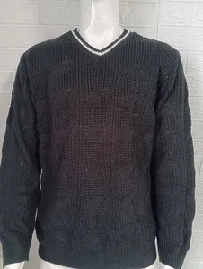 Détail du pull en maille torsadée noire pour homme avec col en V et bordure rayée.
