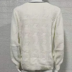 Vue arrière d'un pull en maille blanc à col en V pour homme avec motif texturé.