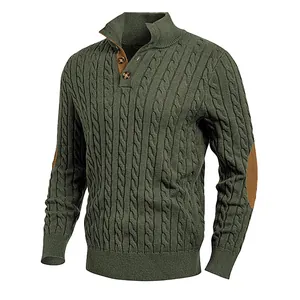 Detailansicht der Strickstruktur und Ellbogen-Patches aus Wildleder an Herrenpullover