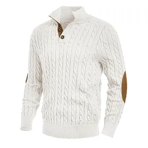 Weißer Herren-Strickpullover mit Zopfmuster, braunen Ellbogen-Patches und Stehkragen