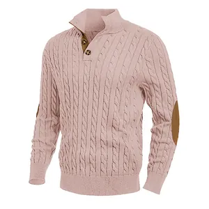 Detailansicht eines rosa Zopfstrickpullovers mit Ellenbogen-Patches aus Wildleder