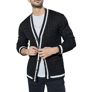 Dettaglio del cardigan nero da uomo in maglia a trecce con strisce bianche a contrasto.