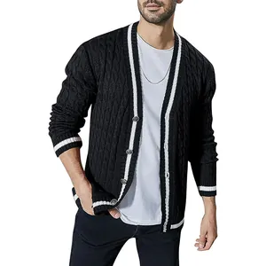 Cardigan da uomo in maglia a trecce nero con dettagli a righe bianche sui polsini.