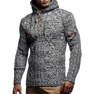 Detalle de un jersey de punto con capucha para hombre, ajuste ceñido y textura de punto de cable.