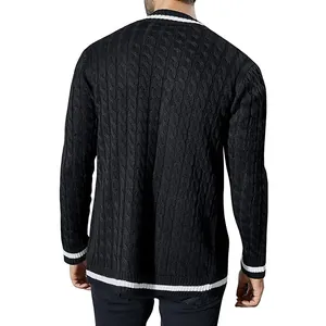 Vista posteriore dettagliata di un cardigan nero a trecce con strisce bianche.