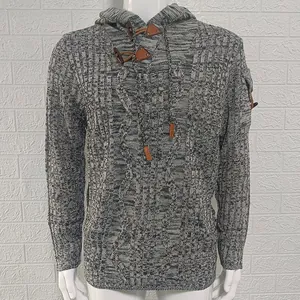 Primer plano de jersey con capucha de punto de ochos para hombre con botones toggle