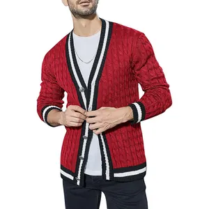 Dettaglio del cardigan rosso da uomo a maglia a trecce con profili a strisce bianche e nere