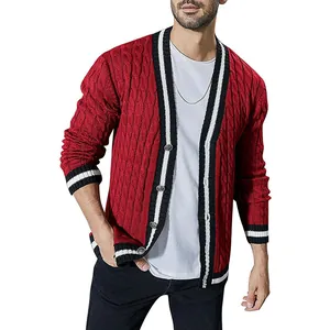 Cardigan rosso da uomo in maglia a trecce con strisce a contrasto e bottoni in metallo.