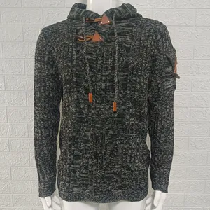 Vista detallada de sudadera de punto ajustada para hombre con trenzas y botones
