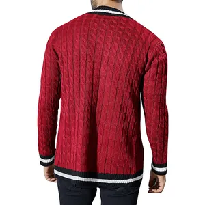 Vista posteriore di cardigan da uomo in maglia rossa con bordi a costine bianche e nere