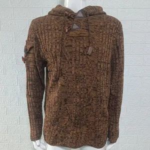 Detalle de sudadera de punto marrón para hombre con botones de trenca de estilo retro