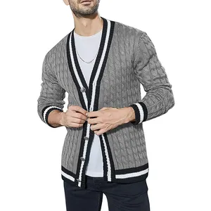 Dettaglio del cardigan grigio da uomo in maglia a trecce con eleganti bordi a righe