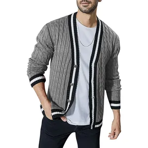 Dettaglio del cardigan grigio da uomo in maglia a trecce con finiture a righe e bottoni