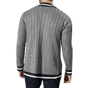 Vista posteriore dettagliata del cardigan grigio in maglia a trecce da uomo con strisce